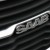 Saab-Schriftzug auf einem Kühlergrill